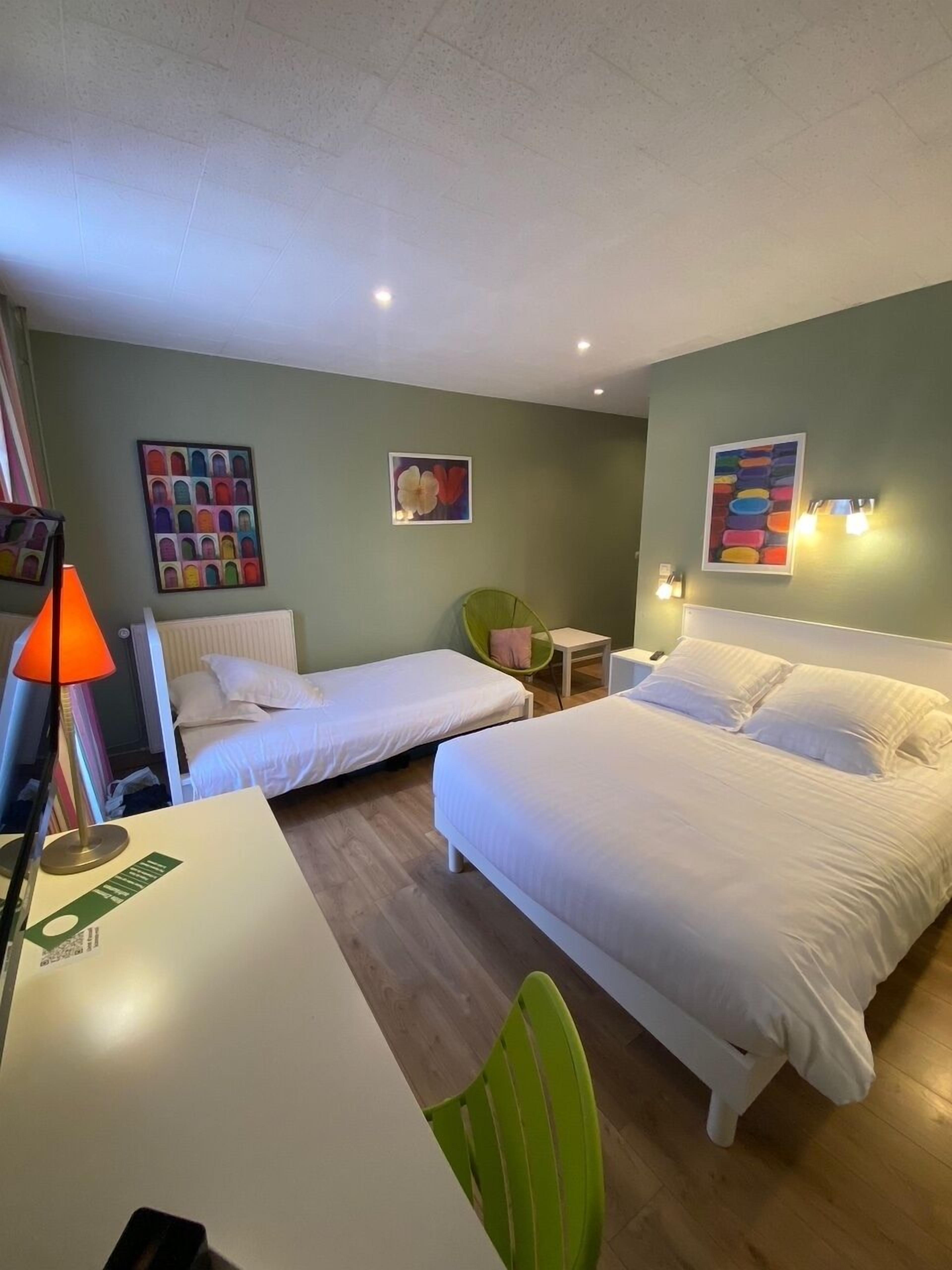 triple room | individually decorated, desk, blackout curtains, soundproofing