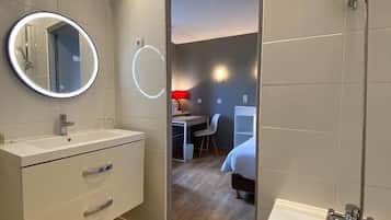 Habitación Confort doble (Large) | Baño | Artículos de higiene personal gratuitos, secador de pelo y toallas