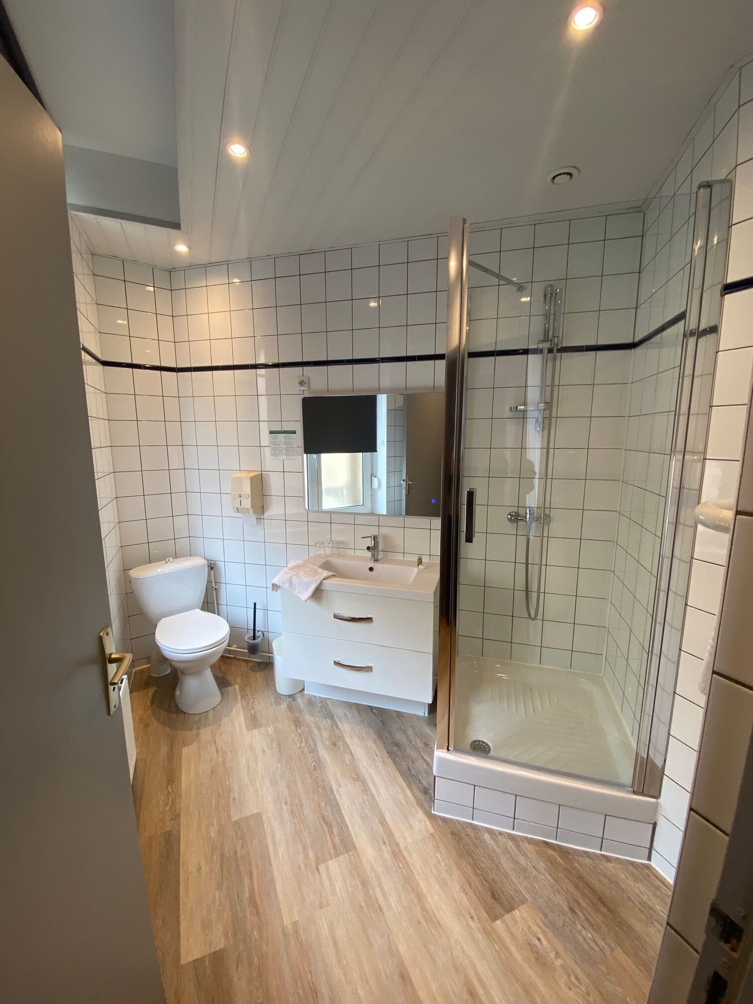 triple room | bathroom | free toiletries, hair dryer, towels