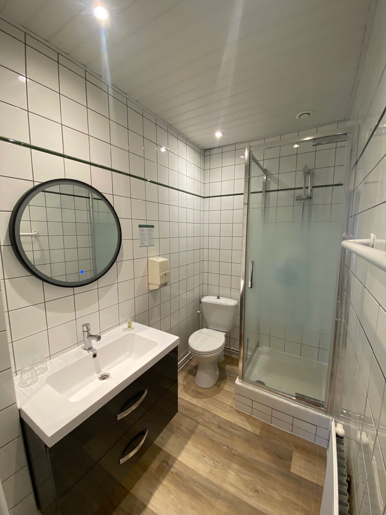 triple room | bathroom | free toiletries, hair dryer, towels