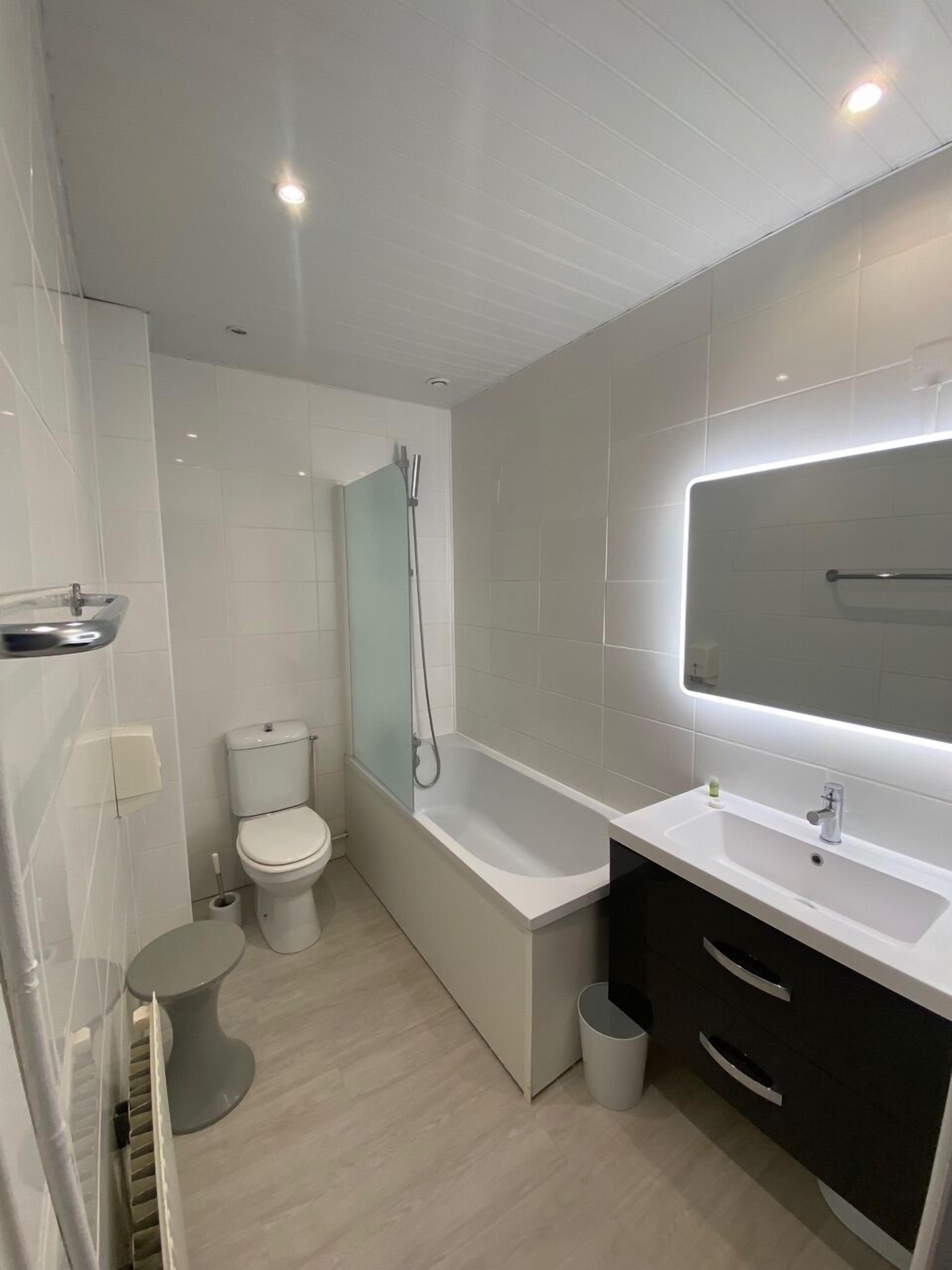 triple room | bathroom | free toiletries, hair dryer, towels