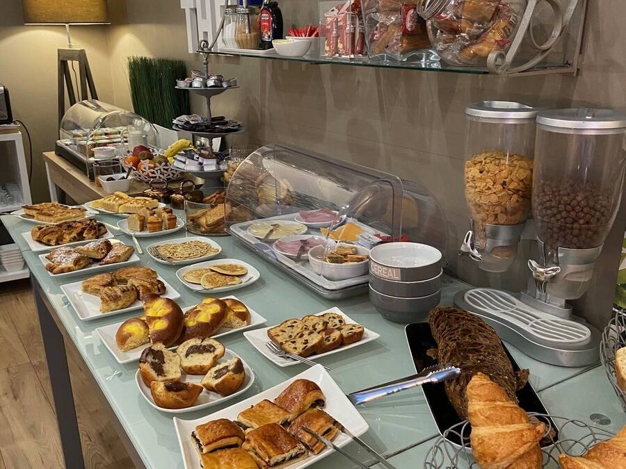 Tägliches Frühstücksbuffet (9.8 EUR pro Person)