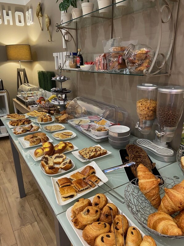 Desayuno buffet diario (EUR 9.8 por persona)