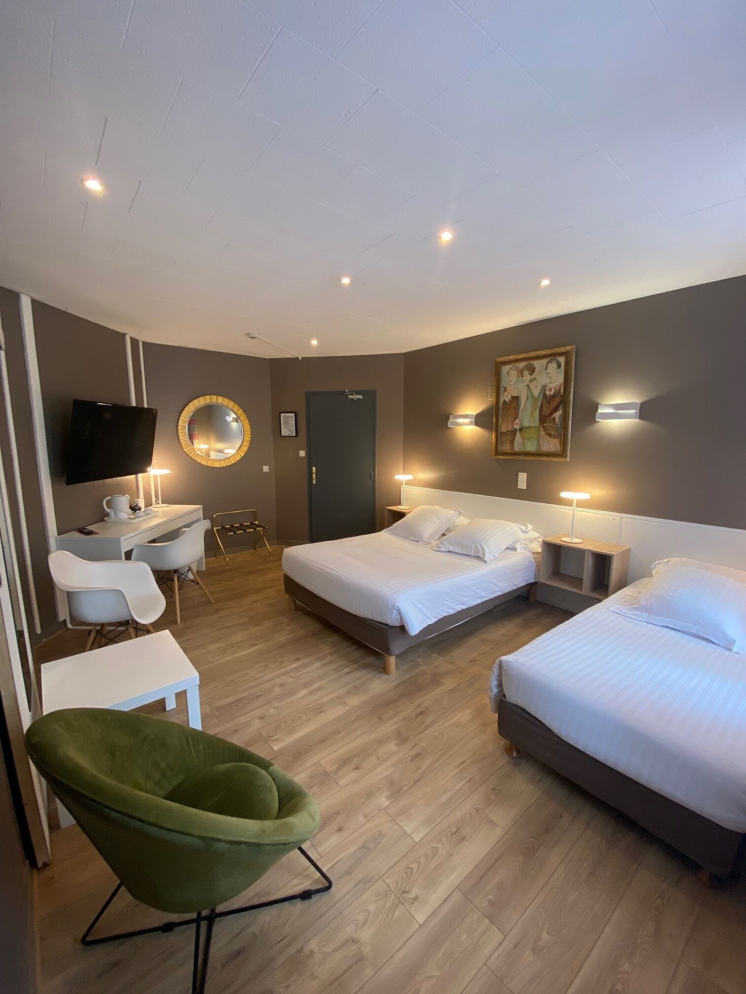 Phòng 3 | Trang trí khác biệt, bàn, màn/rèm cản sáng, phòng cách âm 