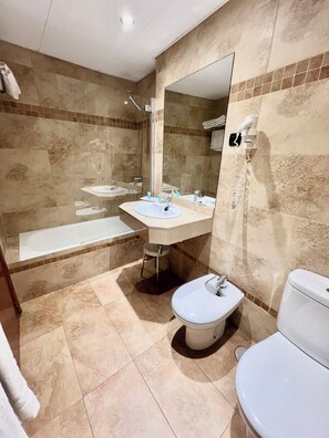 Kostenlose Toilettenartikel, Haartrockner, Handtücher, Seife