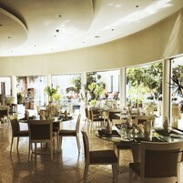 Breakfast, lunch, dinner served; pool views 