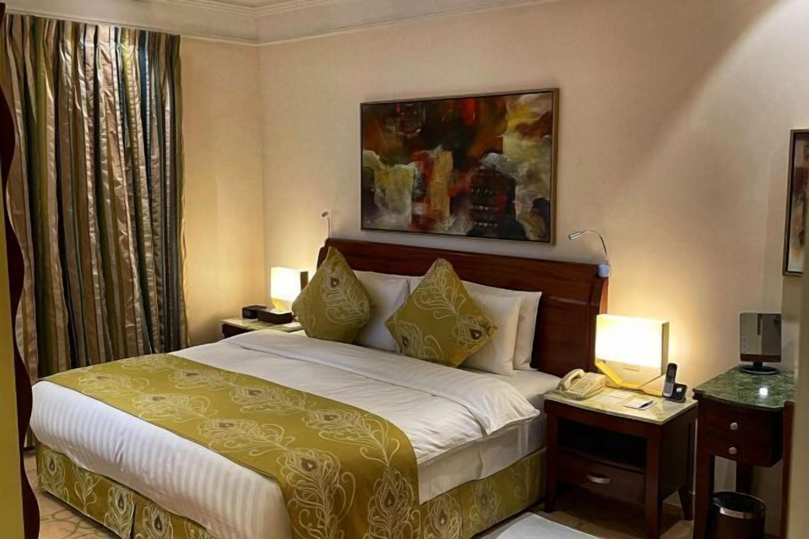 Literie de qualité supérieure, coffres-forts dans les chambres, bureau