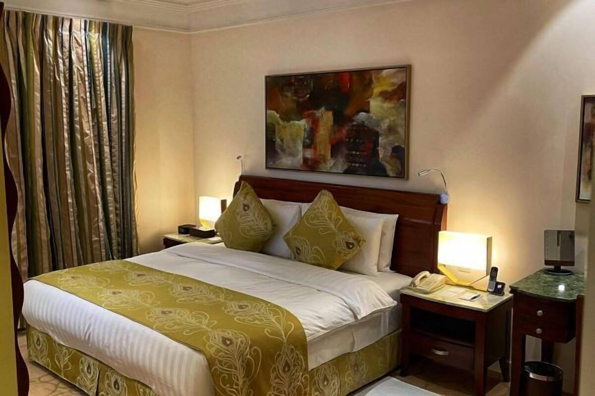 Hochwertige Bettwaren, Zimmersafe, Schreibtisch, schallisolierte Zimmer