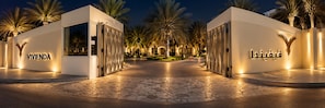 A hotel entrance with two gates labeled 'Vivienda' and 'Finhaut.' - Vivienda Hotel Villas (Riyadh)