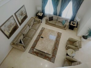 Vil·la | Sala d'estar | Televisor de 40 polzades amb canals per satèl·lit i reproductor de DVD