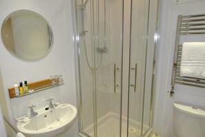 Dusche, kostenlose Toilettenartikel, Haartrockner, Handtücher