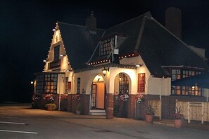 住宿正面 - 傍晚/夜晚