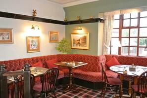 供应早餐、午餐和晚餐，花园景观