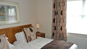 Classic Twin Room, Garden View - The Windmill (York)