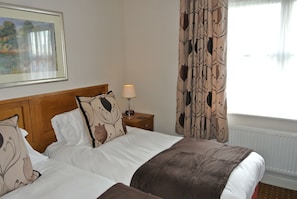 Classic Twin Room, Garden View | Premium bedding, blackout drapes, cribs/infant beds, free WiFi - The Windmill (York)
