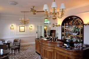 2 bars/lounges