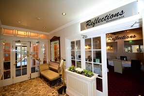 2 restaurantes, se sirven desayunos, comidas, cenas y cocina británica