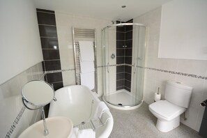Combined shower/tub, designer toiletries, hair dryer, towels - The Crescent Hotel (Scarborough)