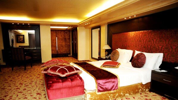 Luxe maisonnette | Bedden met traagschuimmatras, een minibar, een kluis op de kamer