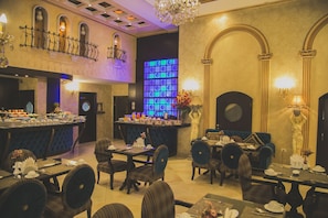 Serveert ontbijt, lunch, diner, Midden-Oosterse gerechten