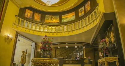 Queen's Suite Hotel