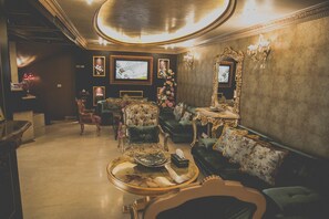 Lobby sitting area - Queen's Suite Hotel (Beirut)