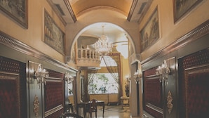 Interior entrance - Queen's Suite Hotel (Beirut)