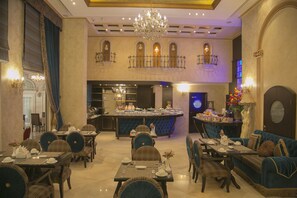 Breakfast, lunch and dinner served - Queen's Suite Hotel (Beirut)