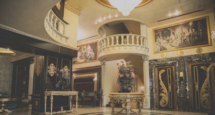 Queen's Suite Hotel