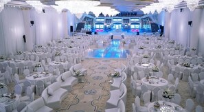 Breakfast, lunch and dinner served