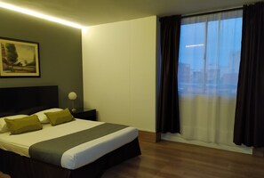 Habitació doble estàndard | Escriptori, planxa i posts de planxar, wifi gratuïta i roba de llit 