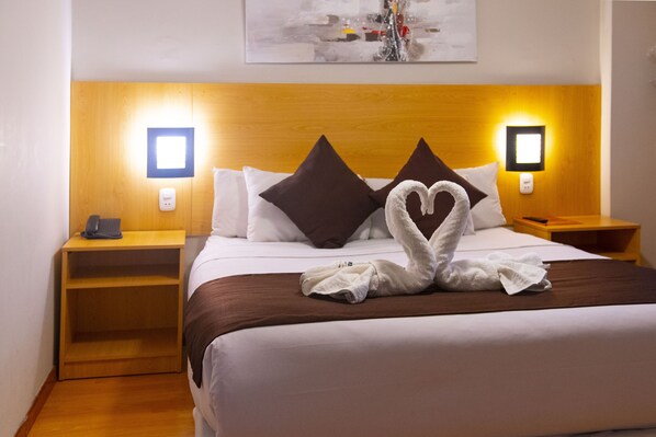 Standard Double Room | Peralatan tempat tidur premium, gebar bulu kapas, peti besi dalam bilik 