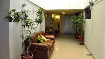 Kolmen hengen standard-huone | Käytävä