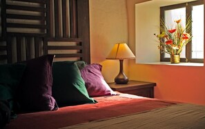 Luxe beddengoed, een minibar, een kluis op de kamer