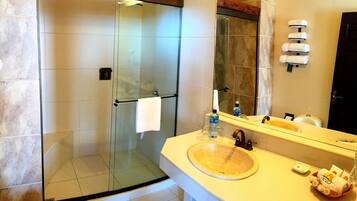 Ducha, artículos de higiene personal gratuitos y secador de pelo