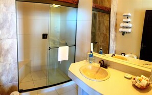 Dusche, kostenlose Toilettenartikel, Haartrockner, Handtücher