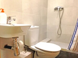 Free toiletries, hair dryer, towels, soap - Hostal Delfos (Barcelona)