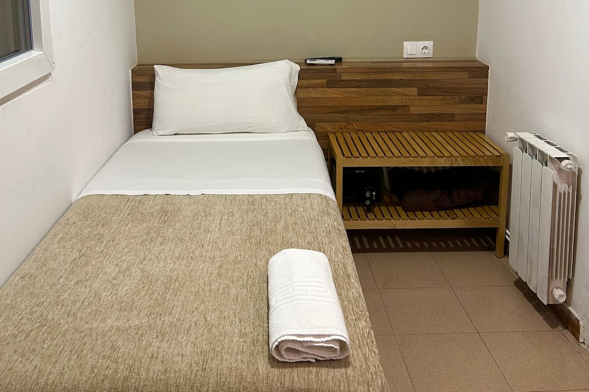 Chambre Simple, 1 chambre, salle de bains privée | Coffres-forts dans les chambres, fer et planche à repasser