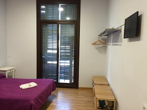 Brankas, setrika/meja setrika, Wi-Fi gratis, dan seprai linen