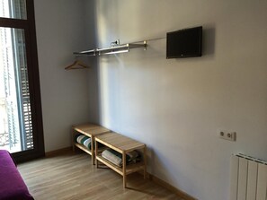 In-room safe, iron/ironing board, free WiFi, bed sheets - Hostal Delfos (Barcelona)