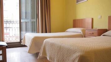 Coffres-forts dans les chambres, fer et planche à repasser