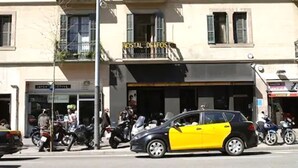 A building with a sign reading "POSTAL DEPOSITOS". - Hostal Delfos (Barcelona)