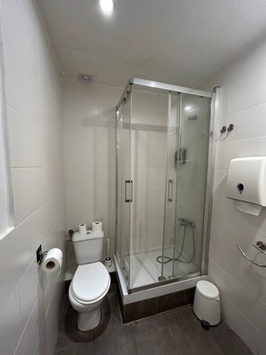 Free toiletries, hair dryer, towels, soap - Hostal Delfos (Barcelona)