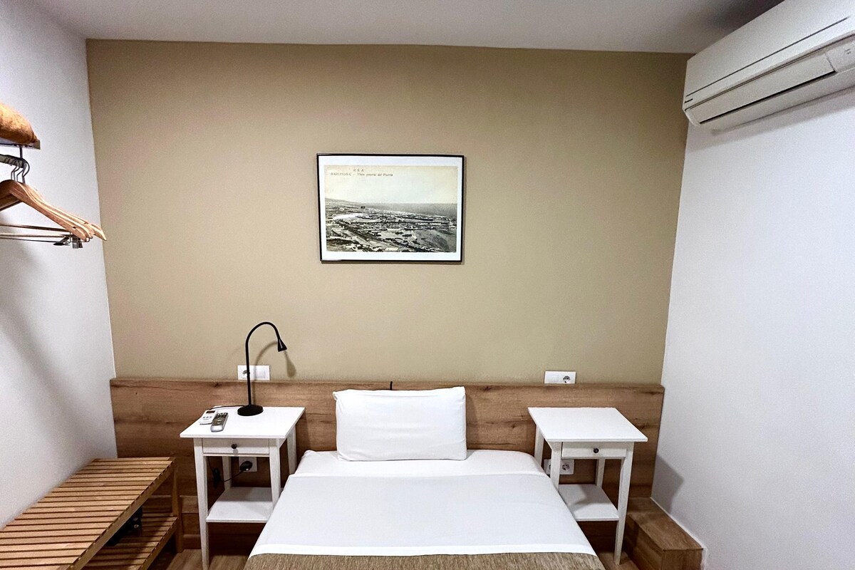 Chambre simple de base, 1 chambre, salle de bain privée | Coffre-fort, fer et planche à repasser, accès au Wi-Fi (inclus)
