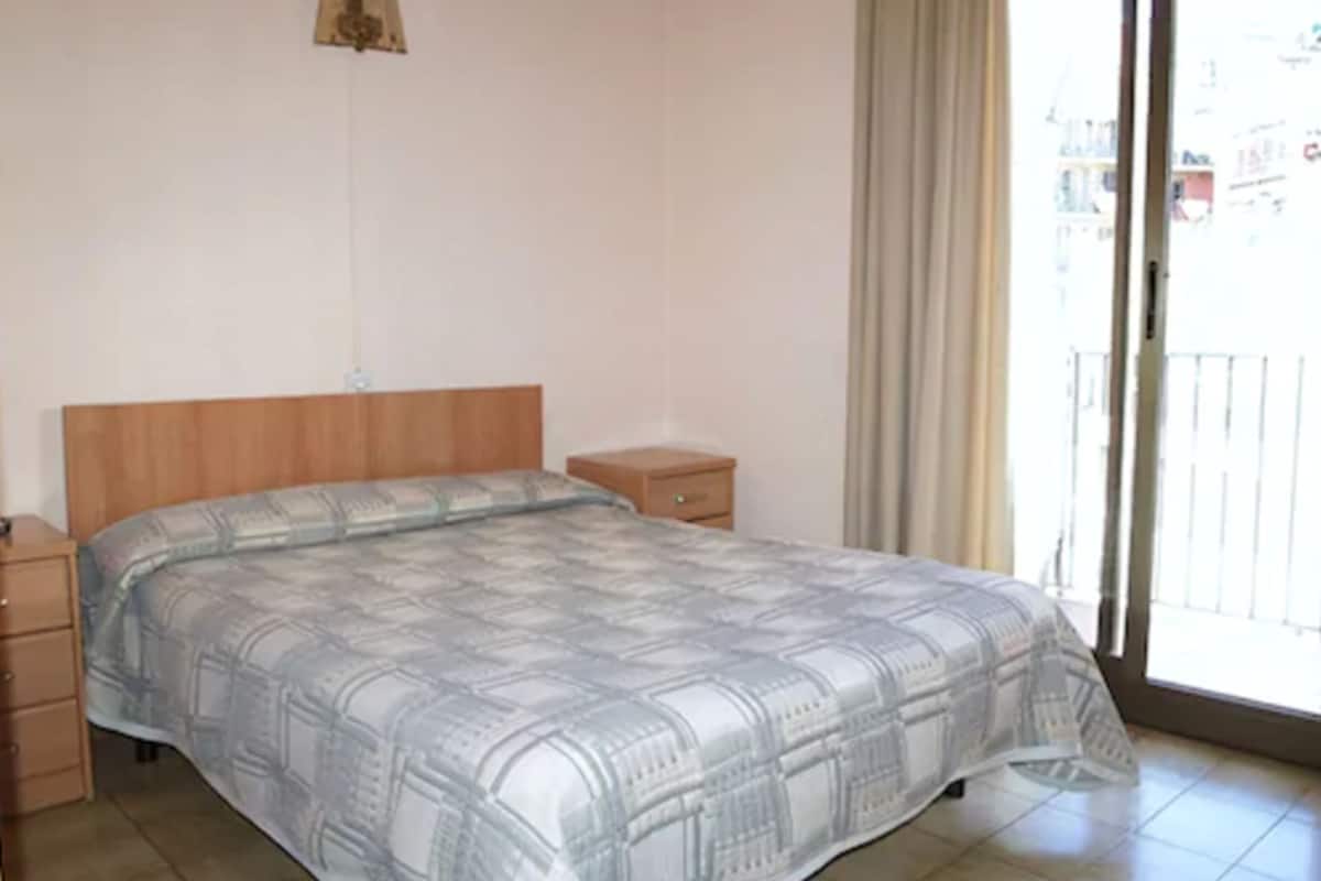 In-room safe, iron/ironing board (on request), WiFi (free), bed sheets