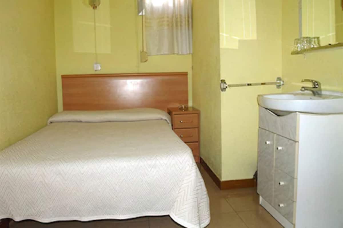 Basic Single Room, Shared Bathroom | In-room safe, iron/ironing board (on request), WiFi (free), bed sheets