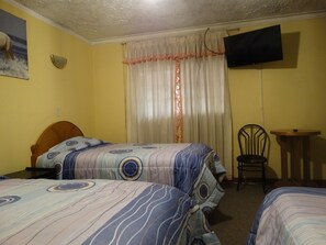Quarto triplo | Edredons de pluma, cofres nos quartos, individualmente decorados