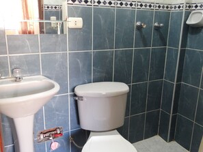 Chambre Double | Salle de bain | Douche, douche à « effet pluie », articles de toilette de luxe
