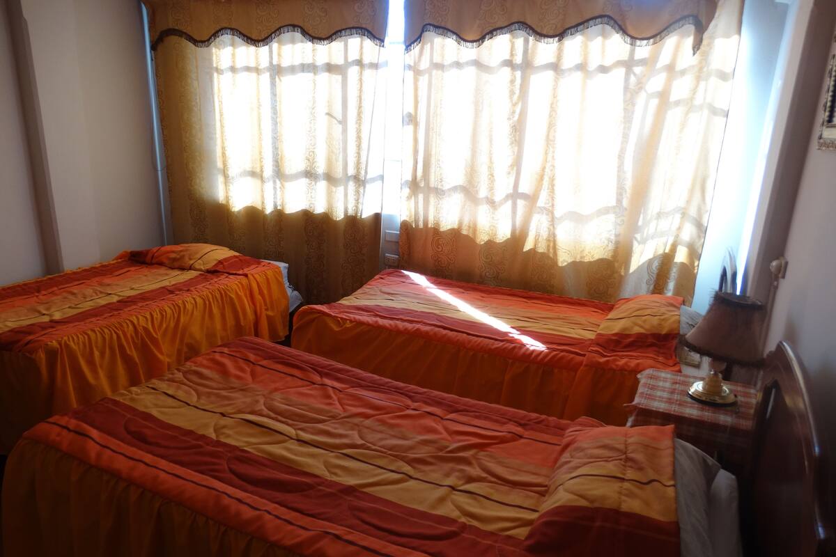 Chambre Triple | Couette en duvet d'oie, décoration personnalisée, bureau