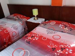 Chambre avec lits jumeaux | Couette en duvet d'oie, décoration personnalisée, bureau